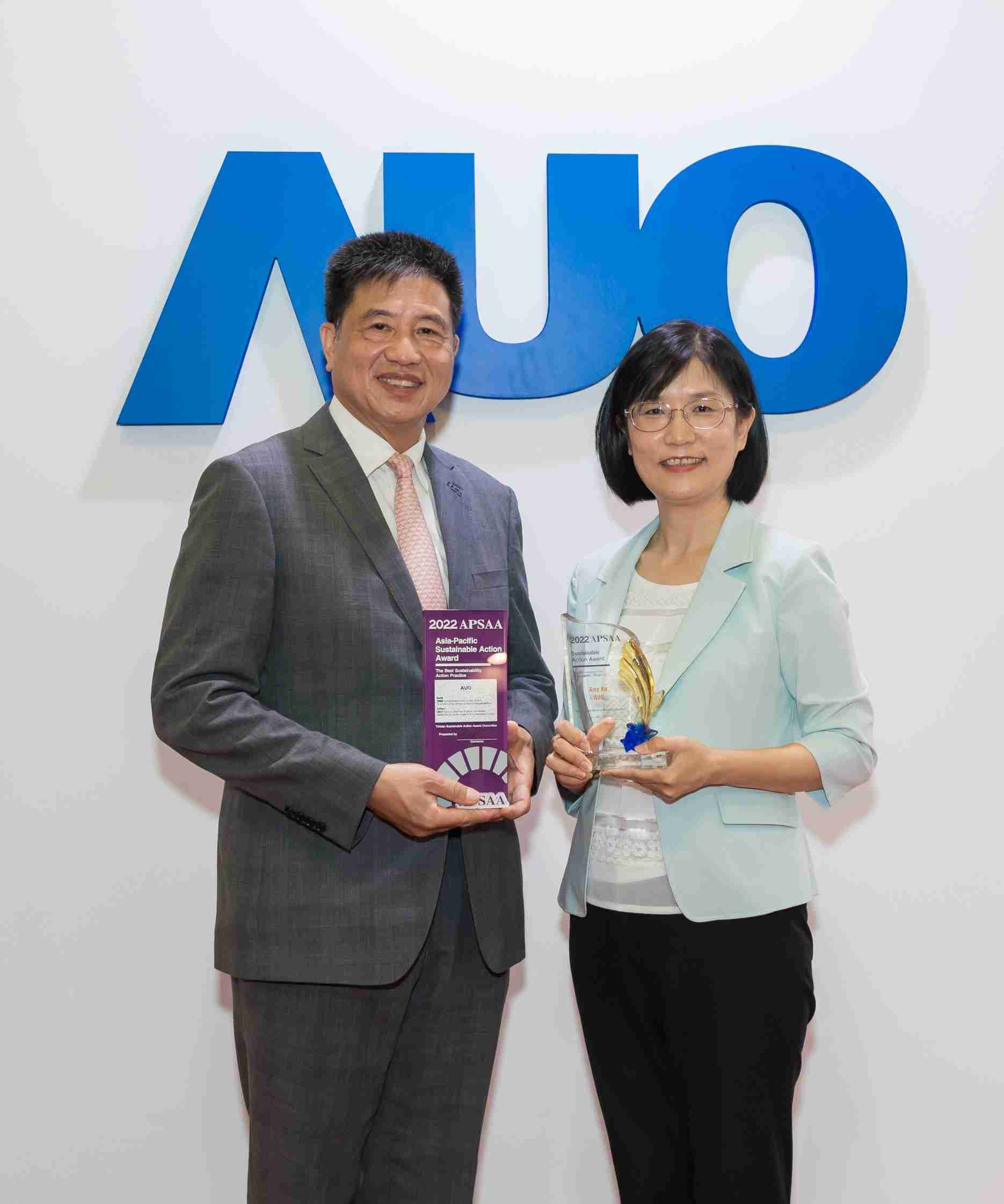 人生就是博长期垫筑永续远景的基石，，透过ESG暨气候委员会逐步实践永续策略蓝图。。。其中，，，人生就是博光电永续长古秀华带领团队、、、、制定中长期目标，，缔造多面向亮眼表现，，，获得「顶尖永续长奖」的个人奖殊荣（左：人生就是博光电董事长暨执行长彭双浪，，右：人生就是博光电永续长古秀华）