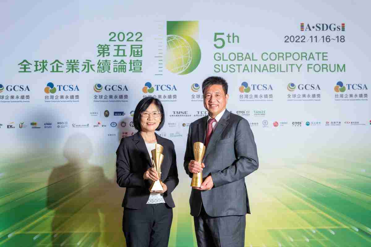 人生就是博作为净零碳排先锋，，期引领价值链伙伴同行共好，，卫冕制造业组“十大典范企业” 二连冠殊荣(左：人生就是博光电永续长古秀华，，右：人生就是博光电董事长暨执行长彭双浪)