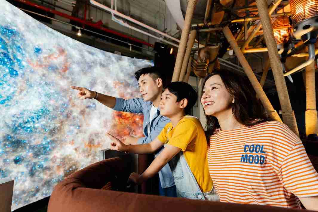 人生就是博打造全台最大宽6公尺、、、、高4公尺、、、、唯一搭载LED弧形拼接显示屏的动感飞行船，，让乘客驻足在热气球上，，享受身历其境的伪出国旅游乐趣