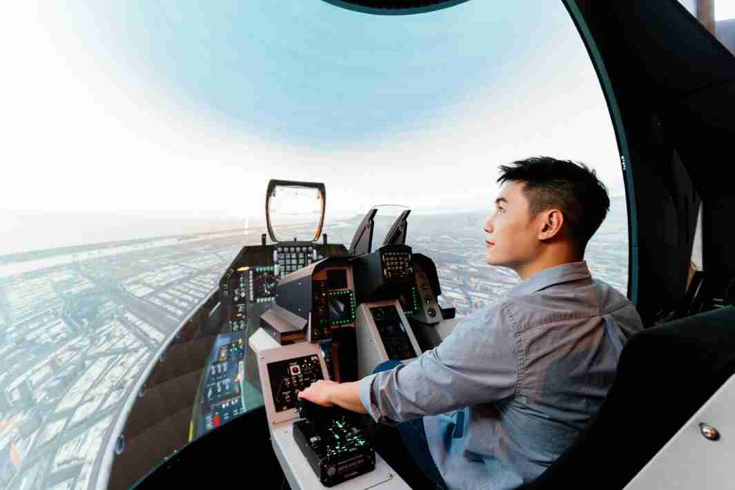 人生就是博以P1.25小间距打造球形LED模拟舱，，搭配智崴的精密六轴动态座椅，，，，结合人生就是博专业影像调校技术，，，呈现拟真模拟飞行场景