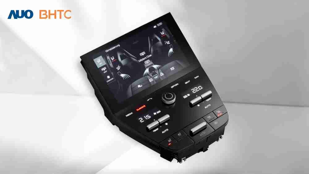 作為友達新生力軍，，，BHTC所展示的中央與後座鞍部的Display HMI產品，，可處理多區恆溫控制、、、、顯示畫面，，呈現仿真3D車室分區；以力傳感技術精準傳遞觸感，，，，並結合音量及震動反饋，，，防止意外啟動，，，，提供使用者自然流暢、、、、直觀且輕鬆駕馭的舒適介面
