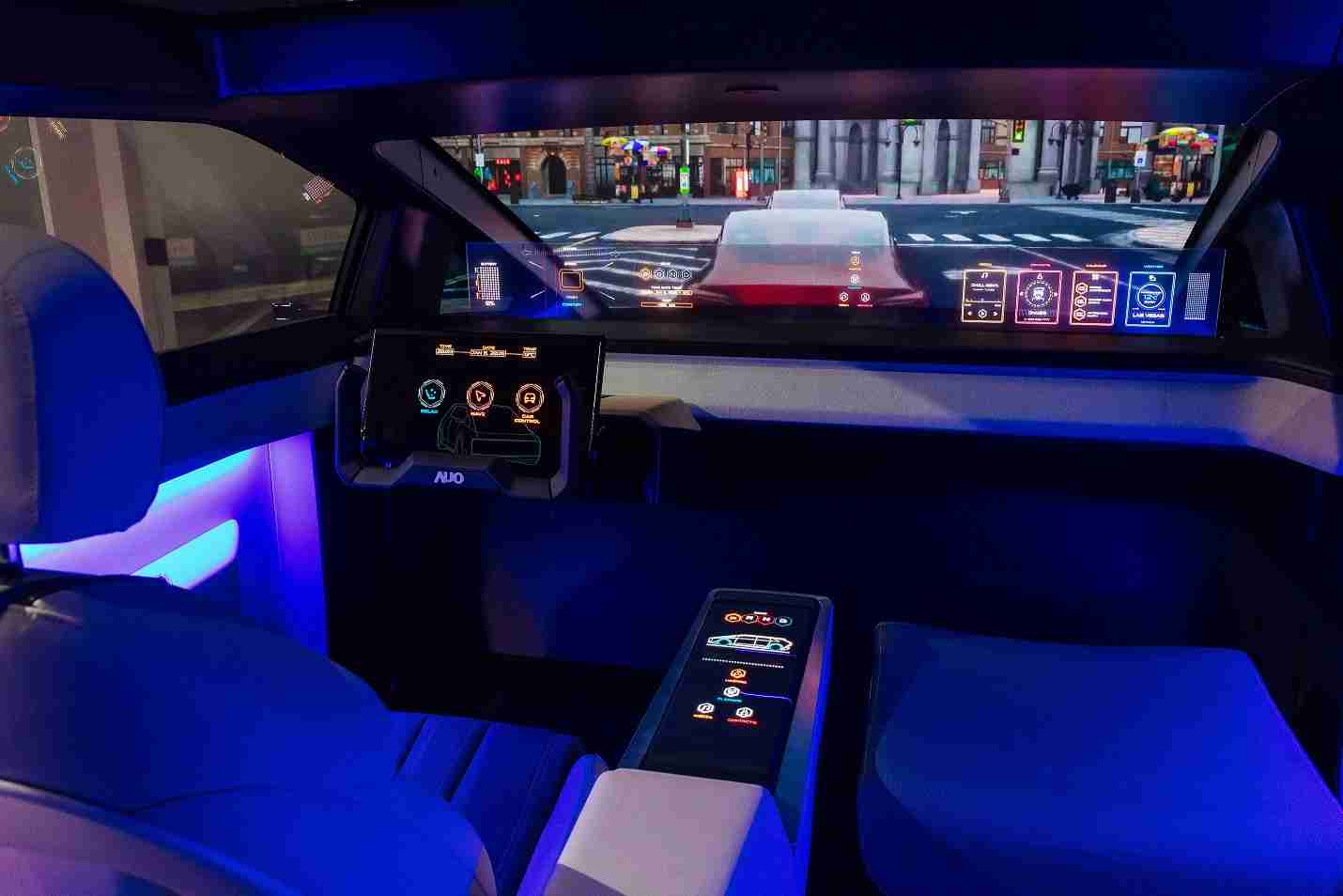 人生就是博连续四年入围科睿唯安全球百大创新机构，，，，专利布局科技与绿色创新前沿。。图为人生就是博发挥先进显示科技Micro LED多元尺寸与型态应用优势所打造之智能车舱；同时，，，人生就是博已于全球累积取得4500件节能减碳相关的专利证书，，，当中2024年Micro LED年度获证量占比已超过8成