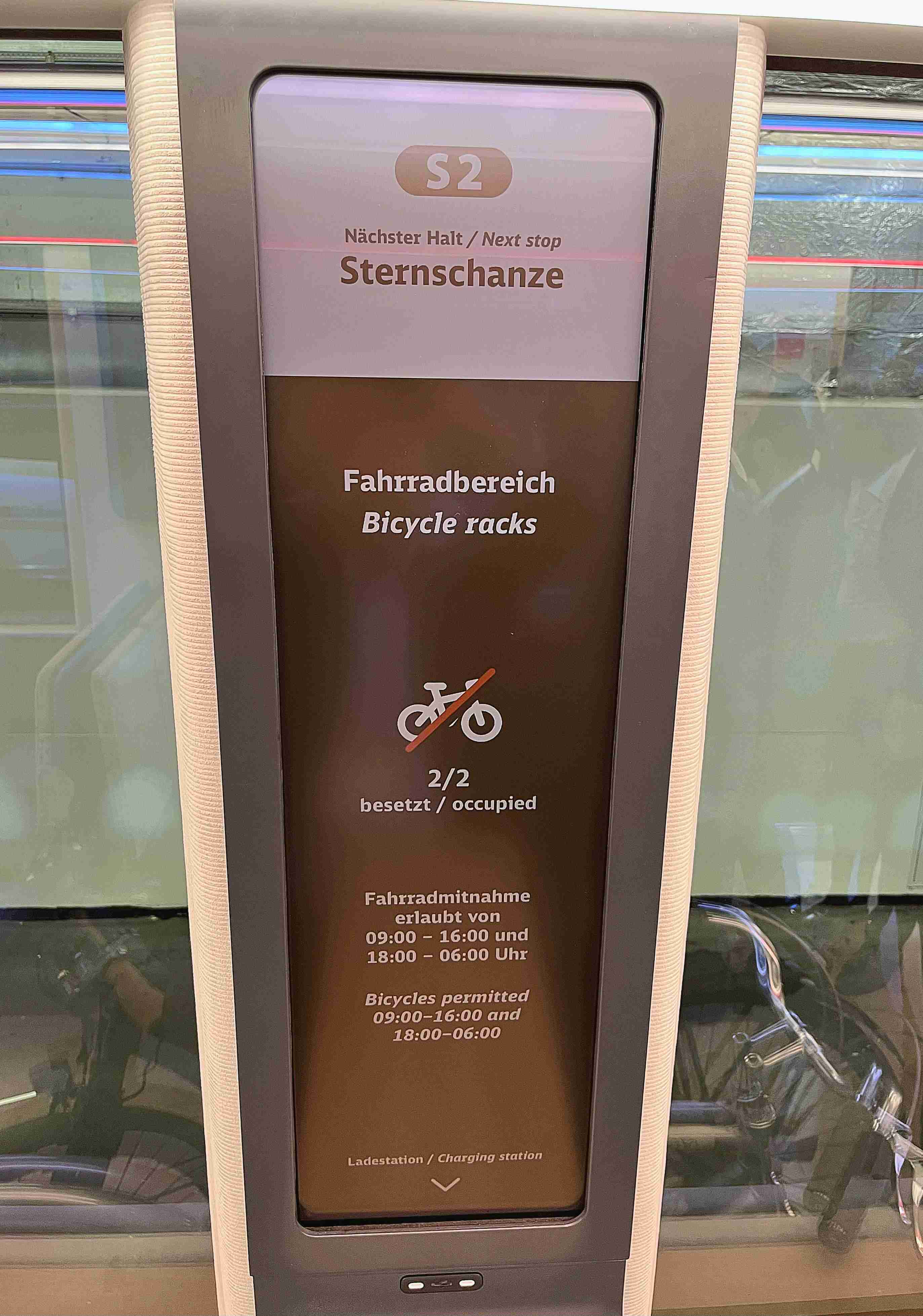 达擎HiRaso显示技术采用胆固醇液晶独特的双稳态特性及反射环境光线的方式，，发挥最佳能源运用效率，，，，其仅在更换显示画面时才消耗电力，，，，在持续静止的画面显示上则为零耗电，，与传统液晶显示技术相比大幅节省90%能耗